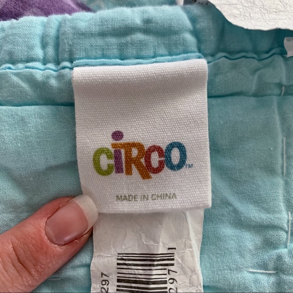 ❣️SOLD❣️Twin Patterned Quilt - Picture 7 of 11